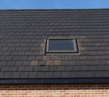 Faîtage gondolé, tuiles enfoncées au dessus du velux et saillantes sur les côtés