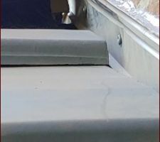 Joint de silicone grossier... Et vue directe sur le liteau
