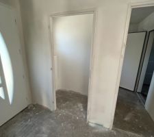Enduit int&eacute;rieur - Entr&eacute;e avec vue sur toilettes et buanderie