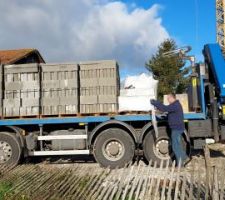 1ère livraison des blocs de pierre ponce. Il manque encore 2 camions comme ça.
Merci à mon fournisseur de matériaux d'avoir accepté de décharger le semi-remorque chez lui et de me les livrer, alors qu'il ne vends pas ça, et sans rien me facturer en plus !