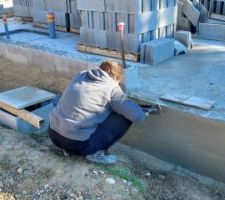 Imperméabilisation du soubassement.
L'enduit est projeté au sablon, puis lissé. Ca va vite pour projeter, moins vite pour lisser. Et ça consomme beaucoup plus que ce qui est indiqué sur le paquet, on consommera presque 3 fois plus.