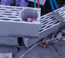 Traitement de l'angle à 145° au Sud pour le 2ème rang. Ici je peux croiser les blocs, donc je repère le prolongement du mur du bas et je trace au crayon l'arrivée théorique du mur de gauche sur le bloc poteau du 1er rang, histoire de pouvoir être bien calé par-dessus.