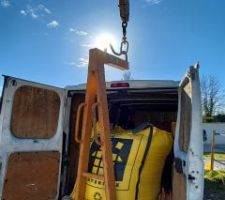 Déchargement d'un big bag de sable de ponce du camion.
C'aurait été beaucoup plus simple avec un camion plateau, certes, mais bon vu que la fourche à palette passe ...
C'est du sable de ponce, ça fait moins de 1,5T. Mais bon la totalité du poids uniquement sur l'essieu arrière, je ne referais pas ça tous les jours !