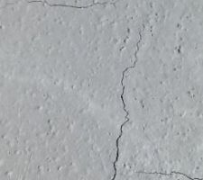La dalle est coulé mais on peut voir de nombreuses fissures de retrait