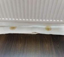 L'écoulement se fait par l'arrière du radiateur, le plancher étant sombre la fuite n'était pas évidente à voir.