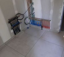 La finition près des tuyaux de chauffage au sol et des radiateurs...

Une plinthe qui contourne ces tuyaux. 

Le calcul fait en amont pour éviter de terminer par une petite chute près de la marche vers le garage...

C'est une entreprise qui ne fait pas que poser et coller du carrelage. 
Ils pensent avant tout au rendu final.