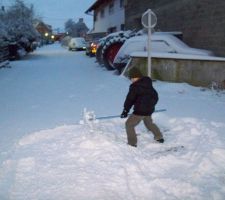 Mon Loulou qui essaye de déblayer la neige... 
le pauv' il a pas finit, vous avez vu la longueur de l'impasse ?