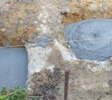 A droite, béton tout juste coulé. A gauche, béton nivelé à l'aide d'une lisseuse.