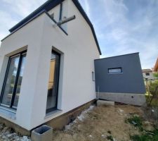 Côté Est : garage & chambre.
