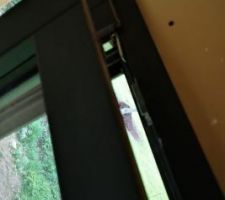 Fenêtre bloquée à cause du cache de la charnière qui avait été posé dessus