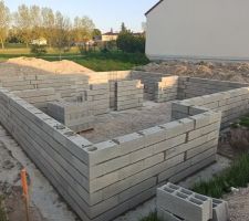 Montée des murs du vide sanitaire.