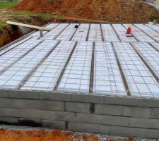 Avec le boulot, je n'ai pas pu vous partager l'avancement. J'en profite ce WE pour poster certaines étapes.
Vide sanitaire terminé, coulage de dalle prévu dans l?après-midi.