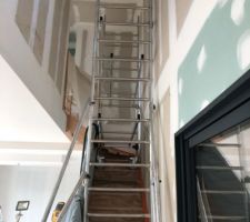 Echafaudage pour peinture de la cage d'escalier (6m de haut) !