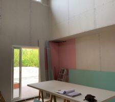 Cloisons en cours : salon avec place rose spécial pour future cheminée / poêle à bois.