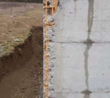 Reprise du badigeonnage par nos soins, le ma&ccedil;on, n'avait pas mis suffisamment d'enduit