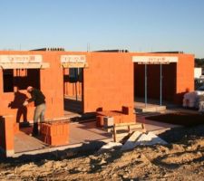 Livraison du mat&eacute;riel pour la dalle de l'&eacute;tage : poutres, hourdis, etc.
&Eacute;l&eacute;vation du mur de la terrasse couverte.