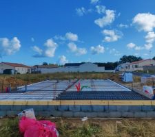 Vue côté garage de la maison (il fait tout le long de la maison). La moitié est recouverte de hourdis en PVC et l'autre en polystyrène