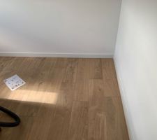 Début de pose des plinthes
Test sur le bureau