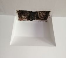 Création niche de dévoiement pour installation du conduit d'évacuation des fumées du poêle (le papier et juste là pour empêcher la fiante de tourterelles de trop tâcher ma belle peinture... :P )