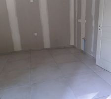 L'intégralité du carrelage et des joints sont posés...
Petite surprise supplémentaire, un joint de silicone a été posé aux angles entre les plinthes et les carreaux 75x75 posés au sol