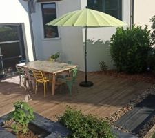 La terrasse est presque terminée...reste les chapeaux d'une jardinière à poser...