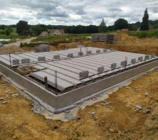 Pose du drain au pied du vide-sanitaire et montage de la dalle