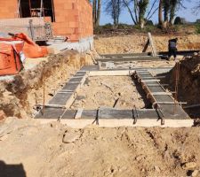 Terrain nettoy&eacute;, et d&eacute;but des fondations !