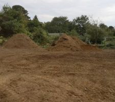Stockage de la terre noire  enlev&eacute;e du chemin d'acc&egrave;s  pour mise en place  de pierre  pour les engins