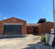 Et les menuiseries sont en place.