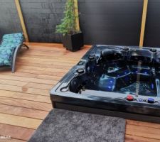 Terrasse en bois avec spa intégré