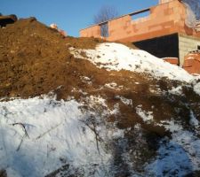 La maconnerie du sous sol s&eacute;che on remblais les 700m3 de terre