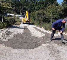 R&eacute;fection du chemin d?acces.
Nous avons d&eacute;cid&eacute; de b&eacute;tonner le haut du chemin afin d?&eacute;viter d?avoir des camions bloqu&eacute;s creusant le chemin