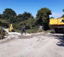 R&eacute;fection du chemin d?acces.
Nous avons d&eacute;cid&eacute; de b&eacute;tonner le haut du chemin afin d?&eacute;viter d?avoir des camions bloqu&eacute;s creusant le chemin