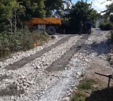 R&eacute;fection du chemin d?acces.
Nous avons d&eacute;cid&eacute; de b&eacute;tonner le haut du chemin afin d?&eacute;viter d?avoir des camions bloqu&eacute;s creusant le chemin