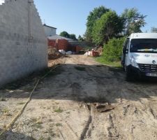 Le lot arrière n à toujours pas fait son chemin d accès et passe par notre terrain