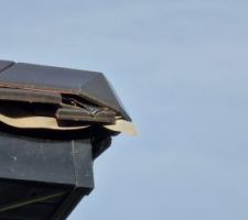 Couverture posé par le sous traitant RSI couvertures.
Mon constructeur AC constructions de flines les raches dit que je suis trop exigeant !
Alors que la couverture à été retiré car charpente posé  trop haute et tuile trop haute de ce fait.
Deuxième pose et c'est aussi mal posé. 
Alors que je constate que rien ne vas mais AC constructions me dit que tout est normal et que la société  RSI couverture fait du très bon travail.
Qu'en pensez vous?