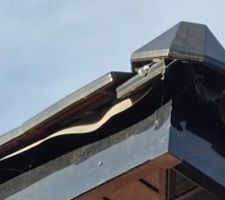 Couverture posé par le sous traitant RSI couvertures.
Mon constructeur AC constructions de flines les raches dit que je suis trop exigeant !
Alors que la couverture à été retiré car charpente posé  trop haute et tuile trop haute de ce fait.
Deuxième pose et c'est aussi mal posé. 
Alors que je constate que rien ne vas mais AC constructions me dit que tout est normal et que la société  RSI couverture fait du très bon travail.
Qu'en pensez vous?