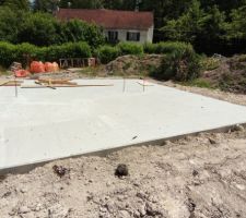 La dalle est terminée depuis on attend les brique ...