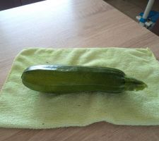 Première courgette 2022 j'ai mis quelques graines en terre et les plants sont magnifiques j'ai commencé les boites pour le congélateur courgettes cuites al dentées...petit morceau de beurre...pour le plaisir deles retouver plus tard