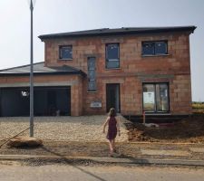 VRD + remise en forme des terres + chemin de propreté entrée + garage !
Satisfait , bon travail de l'entreprise de plus par cette chaleur !