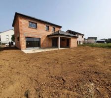 VRD + remise en forme des terres + chemin de propreté entrée + garage !
Satisfait , bon travail de l'entreprise de plus par cette chaleur !