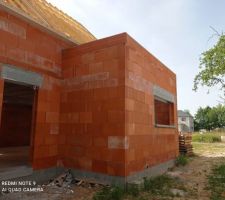 Extérieur donnant sur la porte fenêtre du salon et coin cuisine