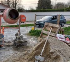 Surélévation de la bétonnière, pour pouvoir verser dans le seau à mortier.
Du coup elle est plus haute pour la charge, ce qui rend l'exercice assez sportif !