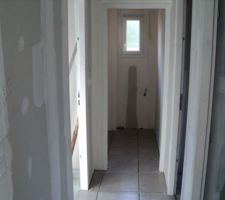 Wc au fond, D et G les chambres