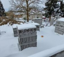 1er avril, la neige qui arrive. 2j pour tard elle est toujours là. Ou comment se faire un arrêt de chantier au printemps.