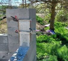 Ponçage de la fenêtre ouest de la cuisine, pour rattraper la planéité après décoffrage et pour ré-écarter un peu les montants (et ne plus avoir les 1 ou 2cm de vide entre 2 blocs tous les 2 rangs).
Une fois poncé, c'est à peu près plat !