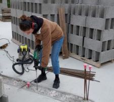 Une étudiante en architecture est venue voir le chantier. Du coup je lui fait mettre la main à la pâte histoire qu'elle ait de quoi faire son mémoire. Merci pour son aide !