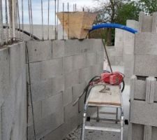 Coulage du mur en blocs à bancher, toujours à la grue.
Presque terminé ! Enfin, après 800L tout seul, c'est sport.