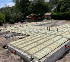 Mise en place des évacuations et des gaines.