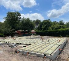 Mise en place des évacuations et des gaines.